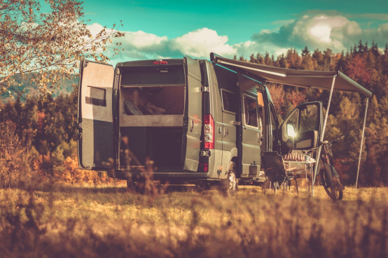 Buscamper geparkeerd op rustige camperplaats