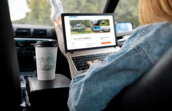 Camptoo website op laptop in de auto