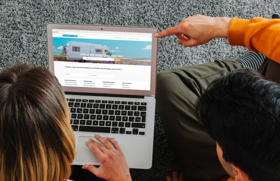 Samen op de bank de Camptoo website doornemen op de laptop