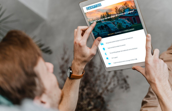 Camptoo website ook makkelijk te bekijken via de tablet op de bank