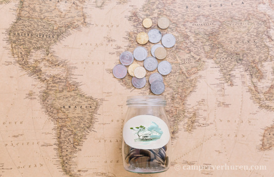 Geld verdienen met je camper, wereldkaart met munten