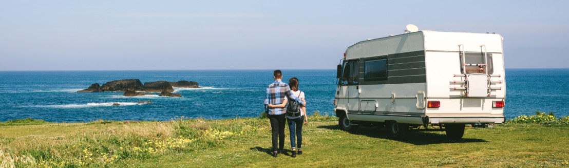 Stel gaat op vakantie met camper en zoekt een camperplek met uitzicht op de zee