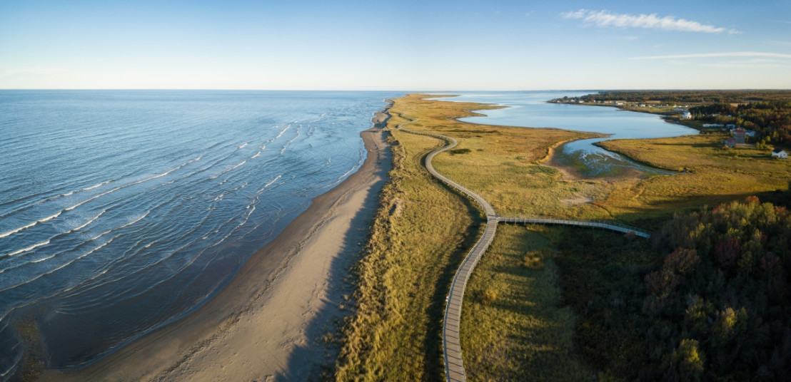 Ruige kustlijn in noord frankrijk met een route die prachtig te verkennen is met een camper